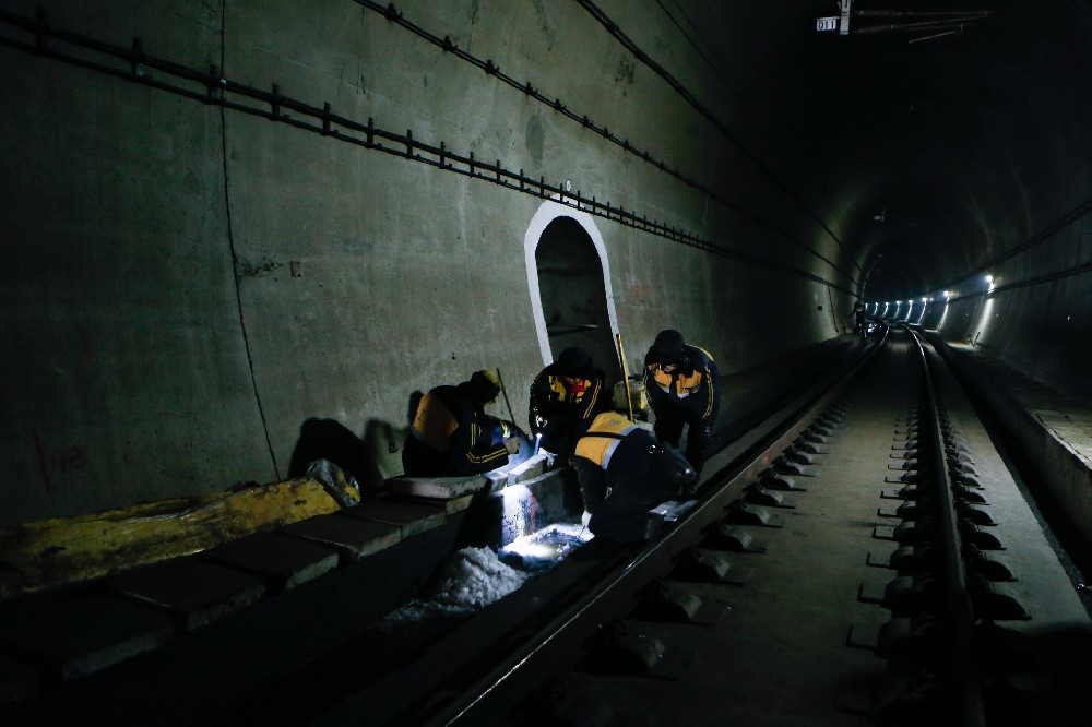 江城铁路运营隧道病害现状